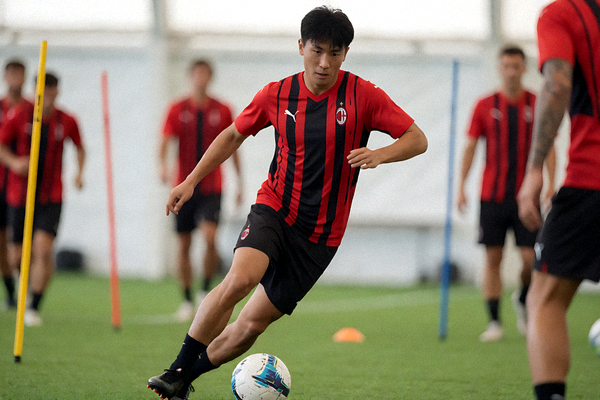 AC米兰边路球员带球突破的训练场景