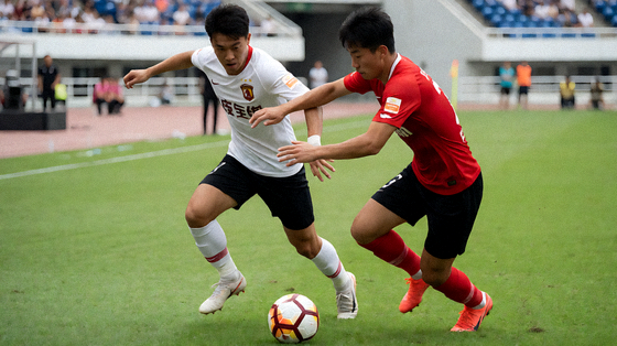 足球同城德比比赛中双方球员在中场激烈拼抢
