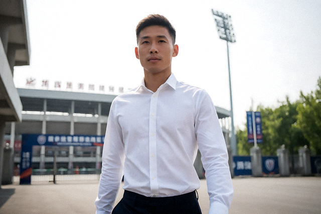 足球转会窗口期间球场外的新闻发布场景